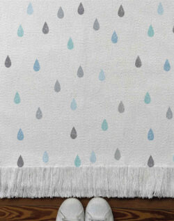 Alfombra tejida de raindrops, gotas, en tonos azules y grises.