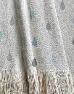 Manta tejida de raindrops, gotas, en tonos azules y grises.