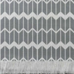Alfombra tejida geométrica estilo chevron en tono gris.