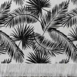 Alfombra tejida diseño botánico de distintos tipos de hojas tipo palmera en color negro.
