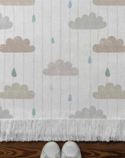 Alfombra tejida con diseño infantil. Nubes, lineas y gotas de lluvia. Tonalidades visones, grises y aqua.