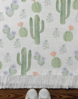 Alfombra tejida diseño botánico, cactus y flores pintados en acuarela. Colores pasteles.