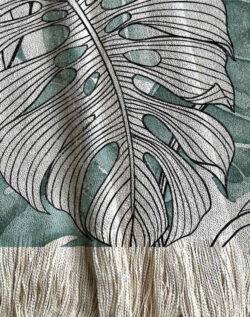 Manta tejida diseño botánico, hojas tipo monstera pintadas en acuarela y vectoriales blanco y negro.