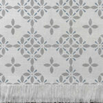 Alfombra tejida diseño geométrico, tipo mandala con hojas. Color gris y azul.