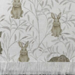 Alfombra tejida diseño infantil. Botánico con hojas y conejos pintados en acuarela. Tonalidades visón.