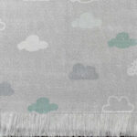 Alfombra tejida diseño infantil. Nubes vectoriales en color gris y aqua.