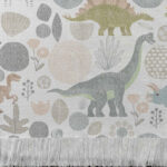 Alfombra tejida diseño infantil. Dinosaurios y flores en vector. Tonalidades grises, anaranjadas y verdes.