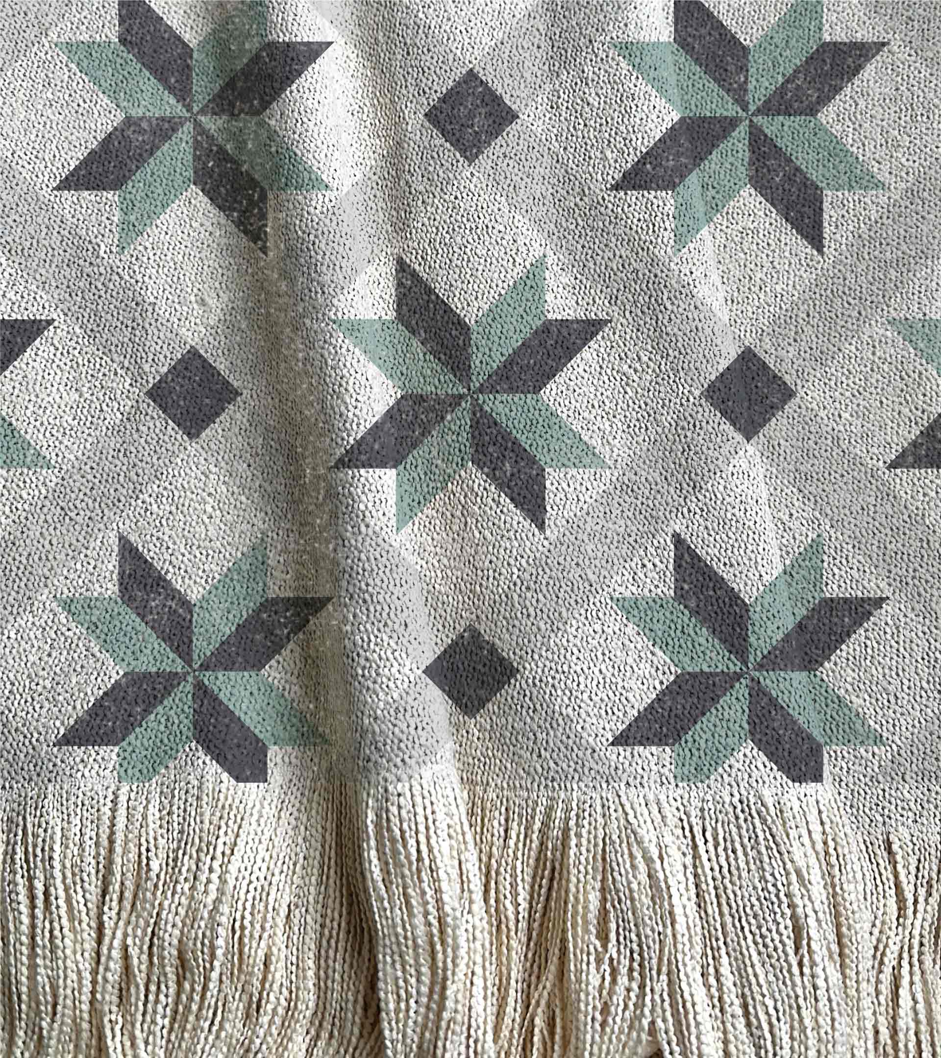Manta tejida, diseño geometrico, cruz de color gris y verde