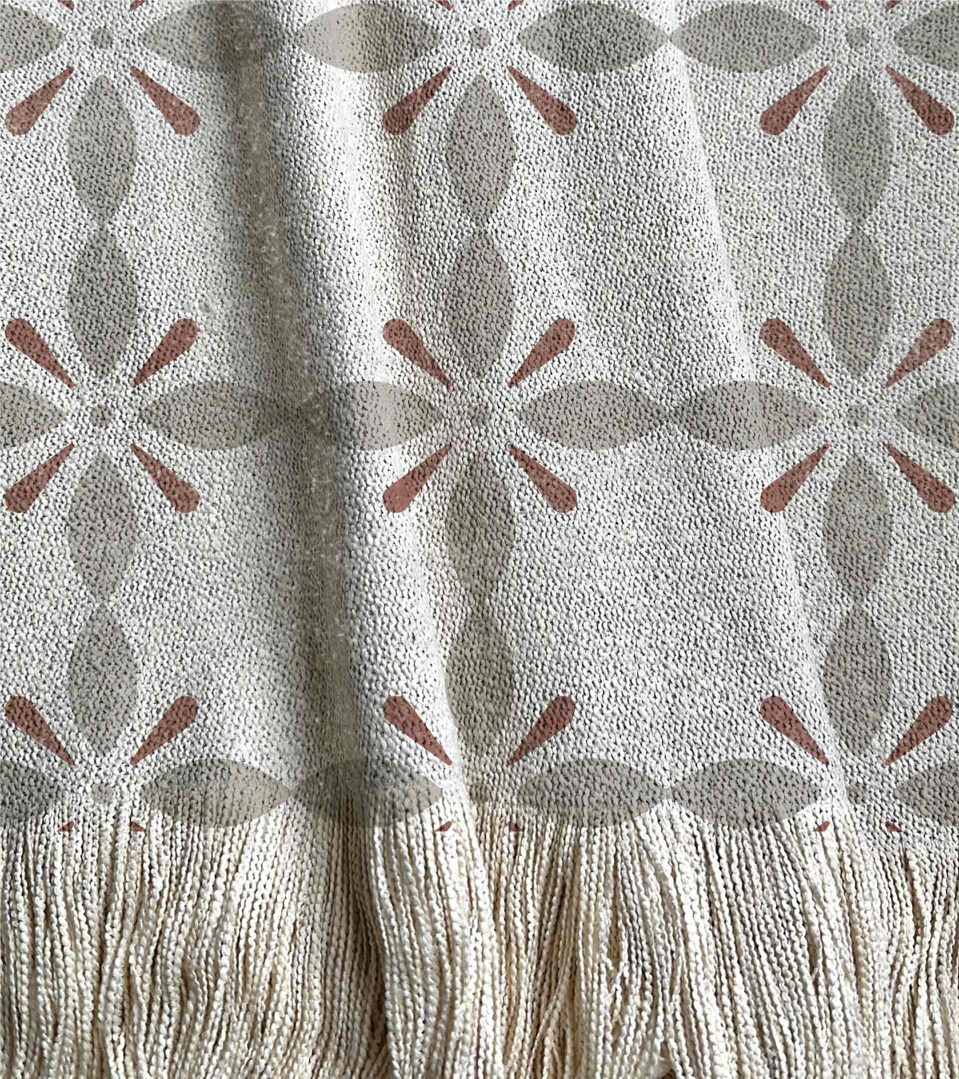 Manta tejida, diseño geométrico con colores grises y Bordeaux