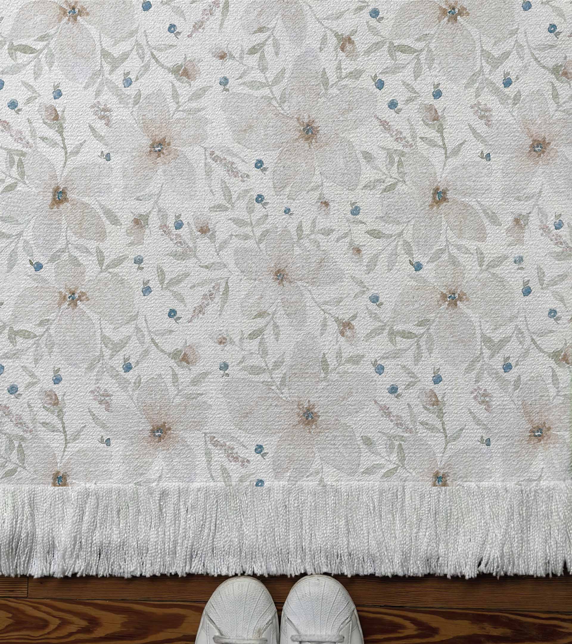 Alfombra tejida diseño floral con flores blancas, hojas verdes y fruto azules. Diseño botanico, naturaleza