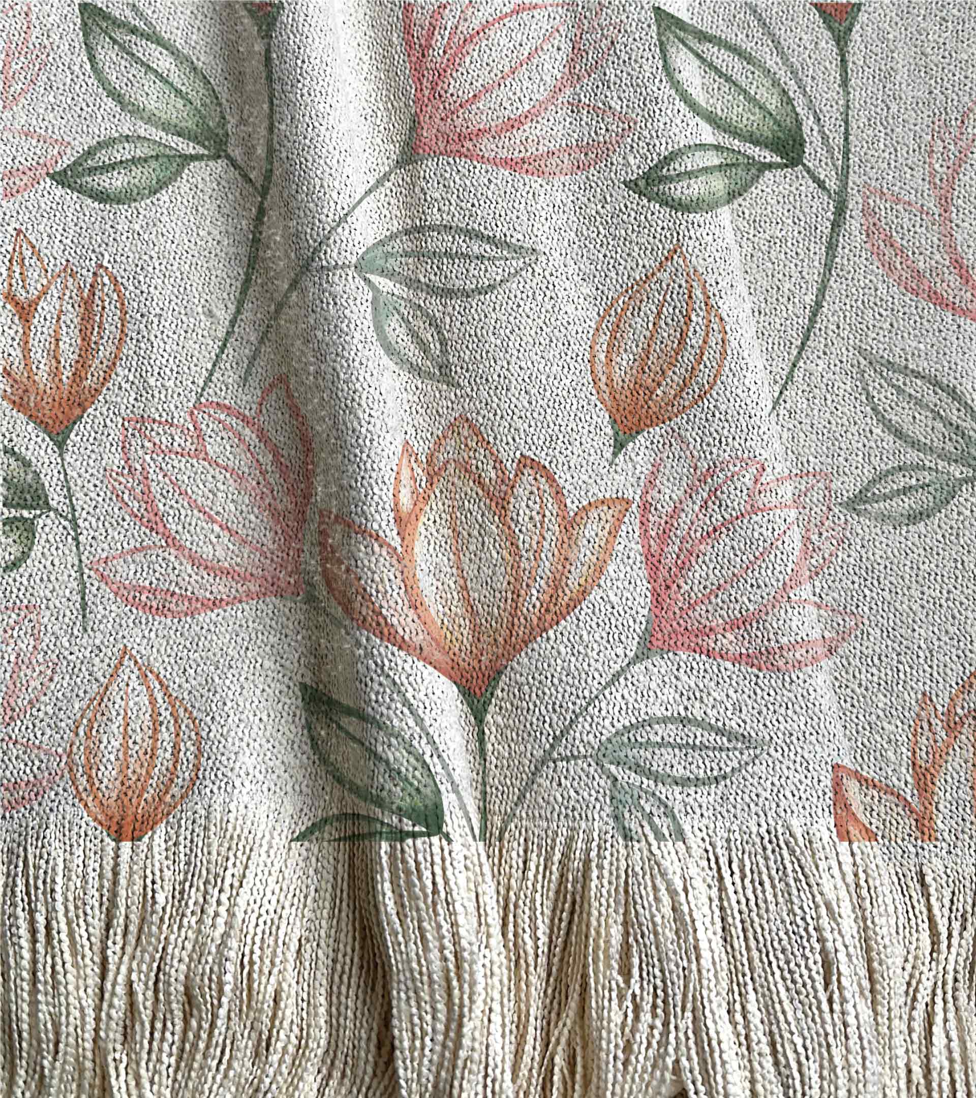 Manta tejida con un diseño floral y hojas verdes. Flores naranjas y rosas. Diseño botanico