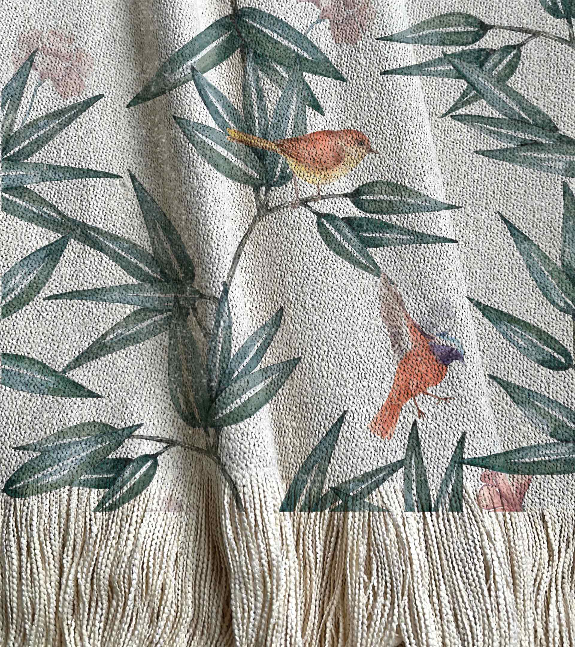 Manta tejida, diseño botanico con ramas de bambú y pájaros naranjas