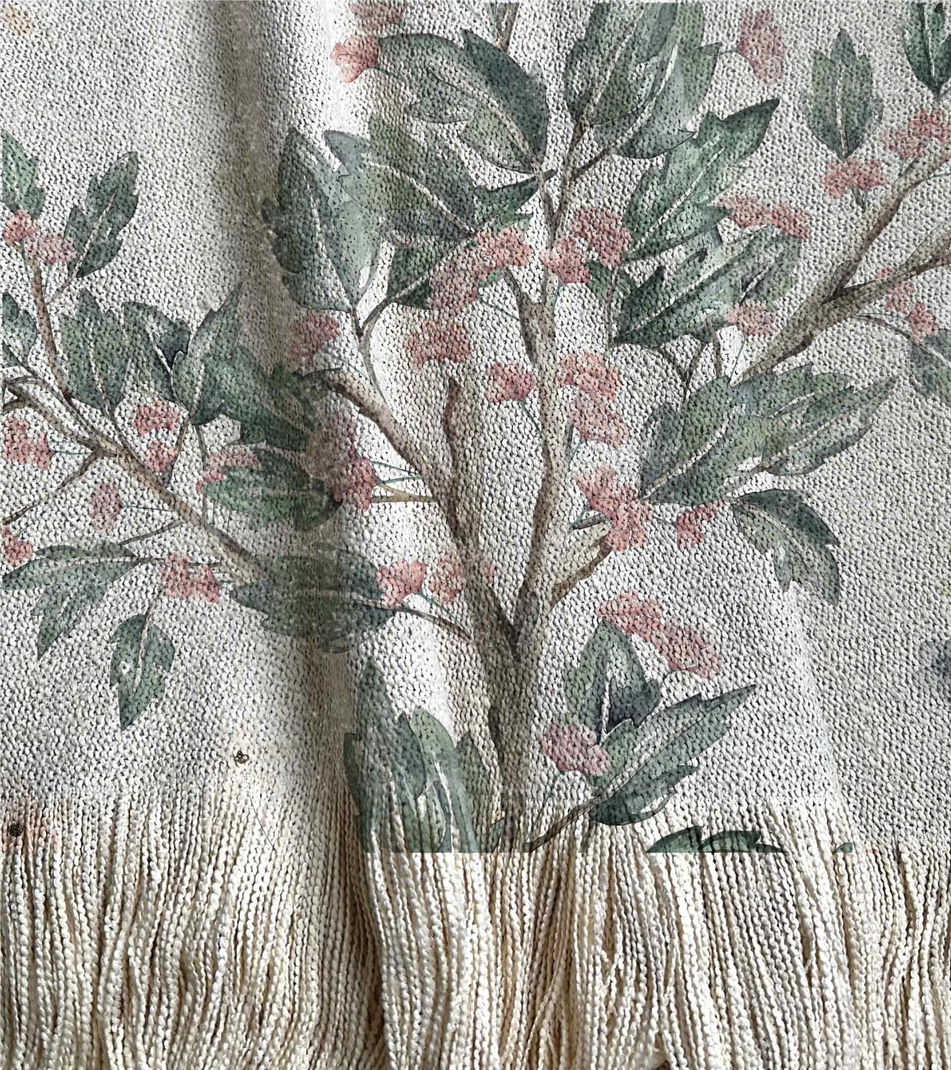 Manta tejida diseño botánico con enredadera de hojas verdes y flores pequeñas de color rosa