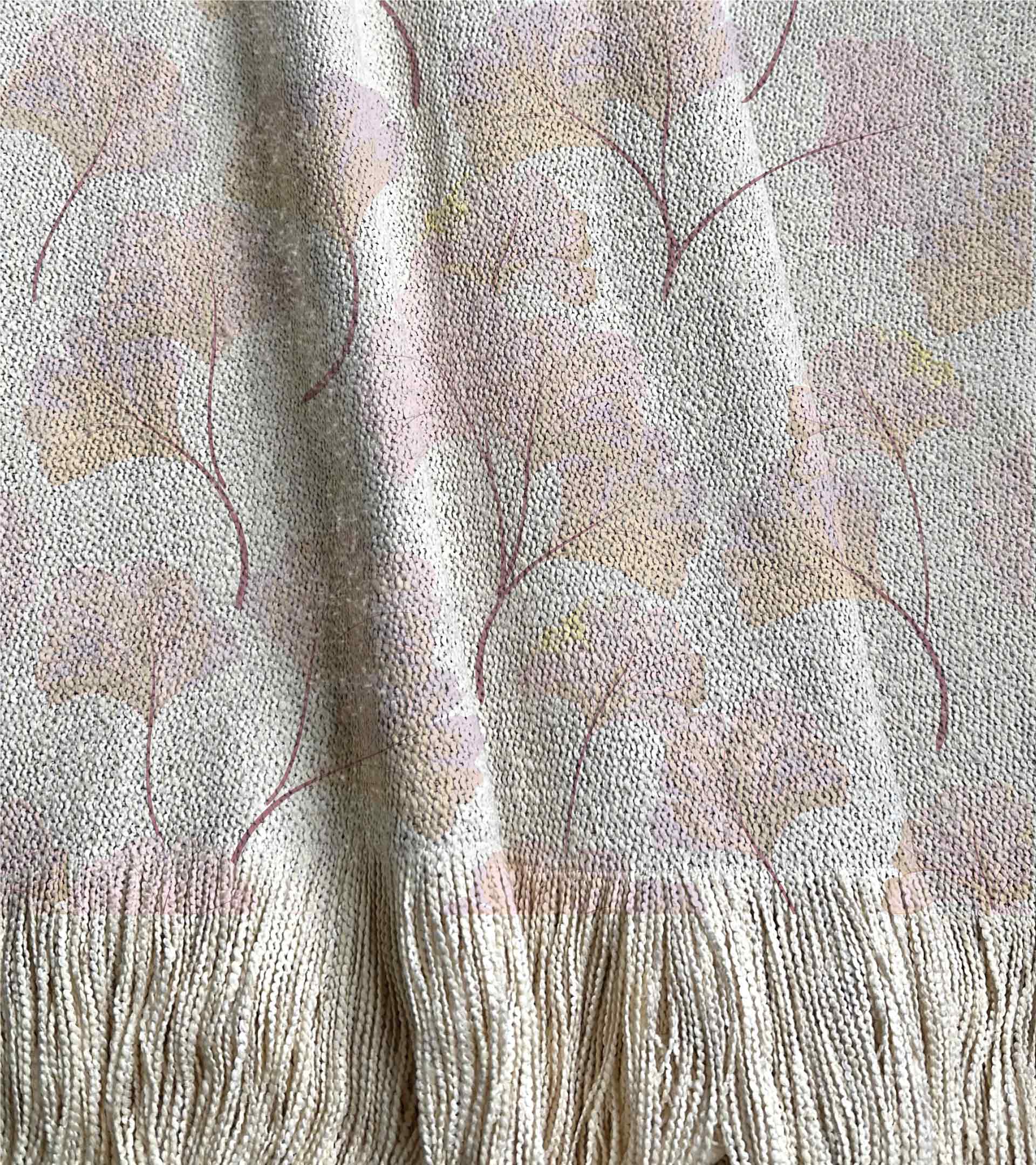 Manta tejida diseño botanico con hojas rosas de guindo biloba