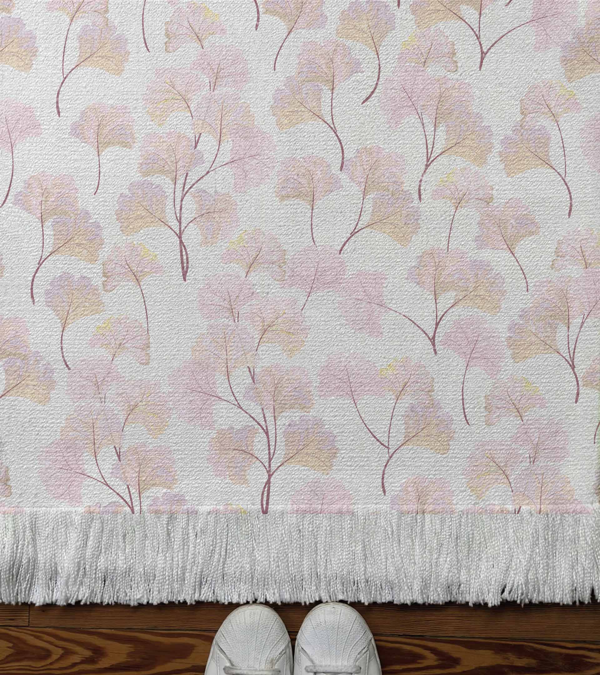 Alfombra tejida diseño botanico con hojas rosas de guindo biloba